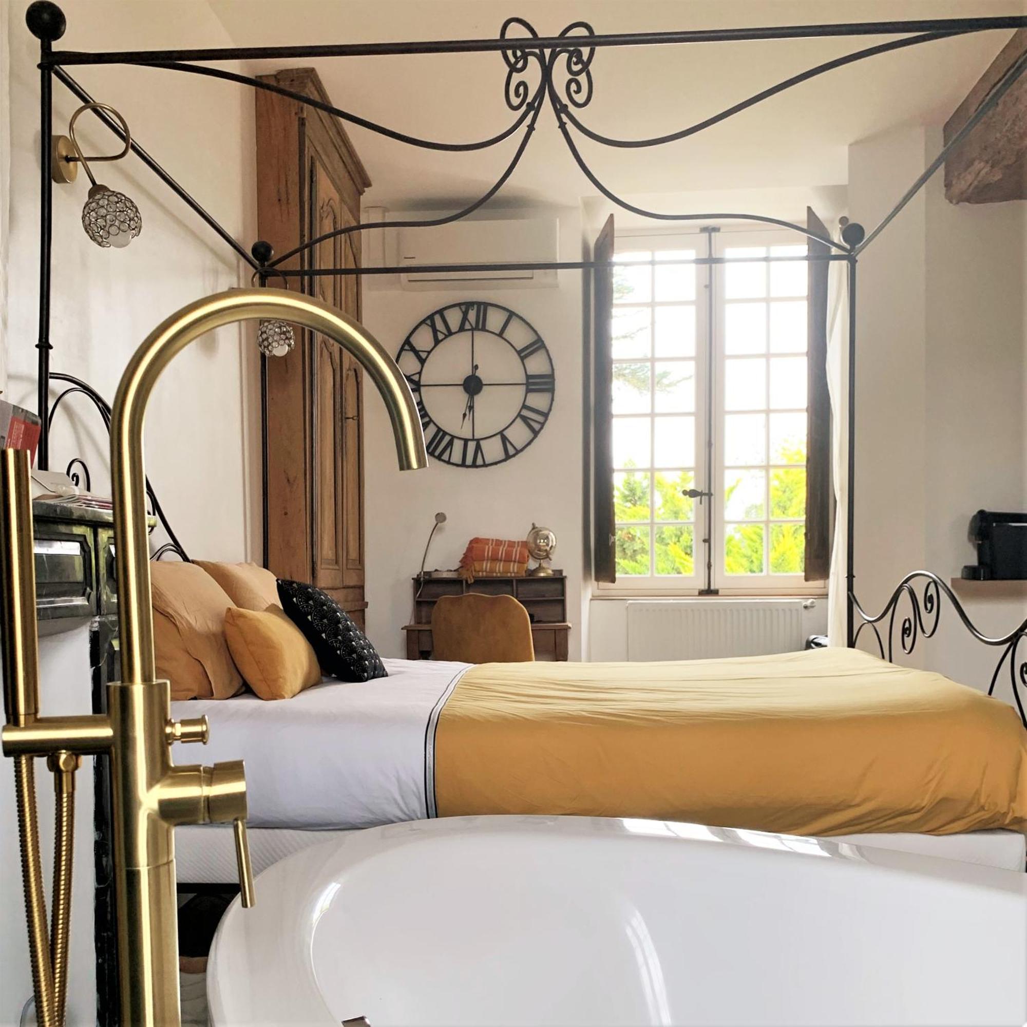 Le Bas Chitray Bed & Breakfast Menil ภายนอก รูปภาพ