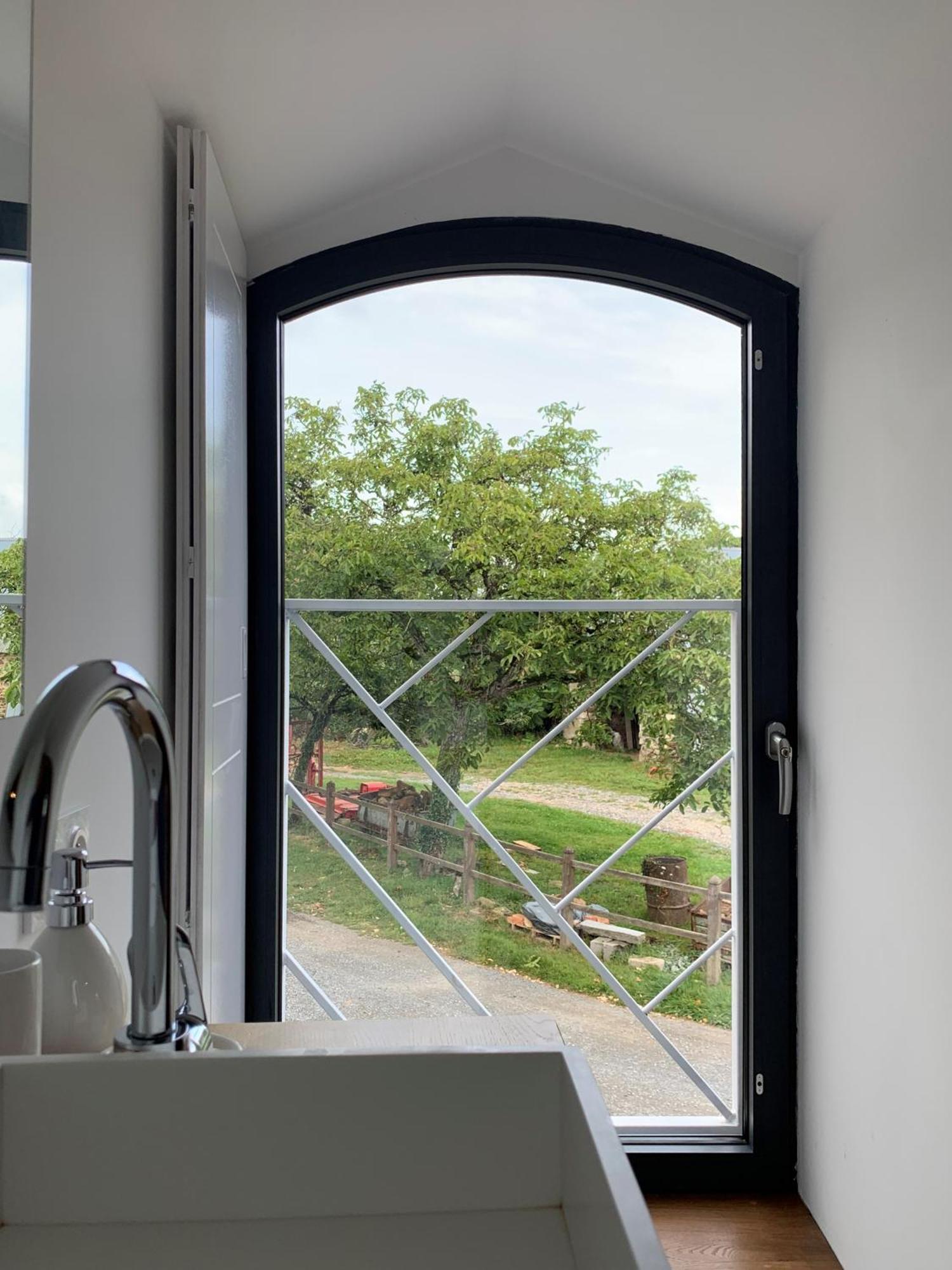 Le Bas Chitray Bed & Breakfast Menil ภายนอก รูปภาพ