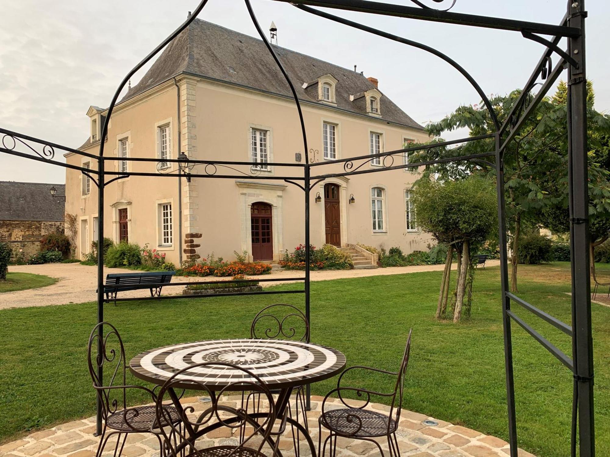 Le Bas Chitray Bed & Breakfast Menil ภายนอก รูปภาพ