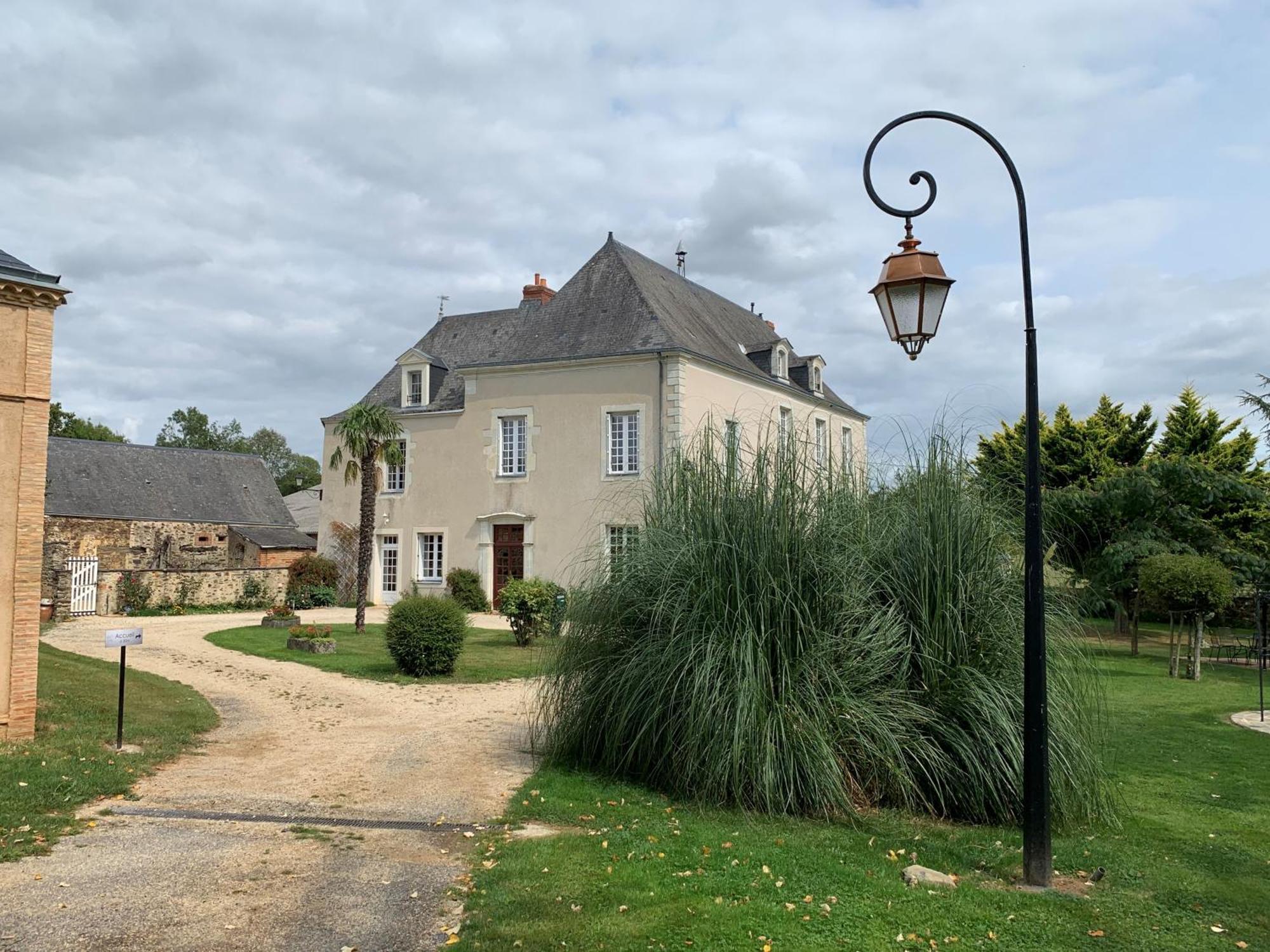 Le Bas Chitray Bed & Breakfast Menil ภายนอก รูปภาพ